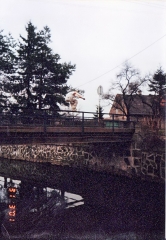JOHN - MAKIO na mostě